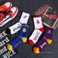 2020 Großhandel OEM Designer Custom Socken Design eigenes Logo Männer Crew Socken mit Logo Private Baumwollsportsocken